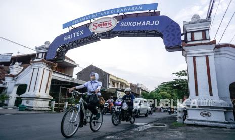 Buruh mengendarai sepeda keluar dari pabrik PT Sri Rejeki Isman Tbk (Sritex) di Sukoharjo, Jawa Tengah, Kamis (24/10/2024).