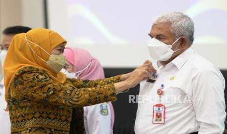 Gubernur Jawa Timur Khofifah Indar Parawansa (kiri) melantik anggota satuan tugas saat Pengukuhan Satuan Tugas Penanganan Masalah Perempuan Dan Anak (Satgas PMPA) Provinsi Jawa Timur di Surabaya, Jawa Timur, Selasa (8/11/2022). Gubernur Jawa Timur mengukuhkan 51 orang anggota Satgas PMPA Jatim yang betugas menangani permasalahan perempuan dan anak dari sisi pencegahan, penanganan, pemulihan, dan pemberdayaan. 