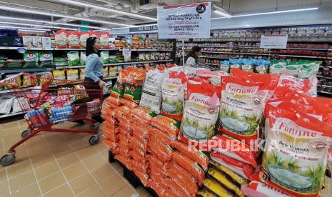 Pengunjung membeli beras kualitas premium di salah satu supermarket di Jakarta, Ahad (18/2/2024). Penjualan beras premium di supermarket tersebut dibatasi maksimal 2 kantong beras ukuran 5 kilogram dan 1 kantong beras ukuran 10 kilogram setiap pengunjung. Pembatasan pembelian beras tersebut merupakan imbas dari kelangkaan beras premium di sejumlah ritel.