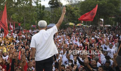 Calon presiden nomor urut 3 Ganjar Pranowo (tengah) berpose di depan simpatisan, relawan dan caleg se-Magelang saat melakukan konsolidasi pemenangan di Desa Candirejo, Borobudur, Magelang, Jawa Tengah, Ahad (17/12/2023). Dalam kesempatan tersebut Ganjar Pranowo meminta agar kader dan simpatisan lebih solid dalam pemenangan pasangan capres dan cawapres Ganjar Pranowo dan Mahfud MD pada Pilpres 2024. 