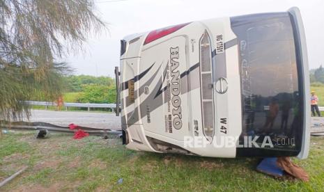 Bus PO Handoyo yang melintas dari Cirebon menuju Jakarta terguling di interchange kilometer 72/B Tol Cipali, Jumat (15/12/2023) sore. Sebanyak 12 orang penumpang dari 20 orang dilaporkan tewas. 