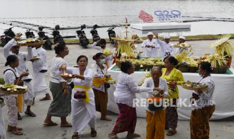 Sejumlah umat Hindu menggelar upacara Melaspas dan Mecaru atau penyucian kawasan Taman Hutan Raya (Tahura) Ngurah Rai menjelang Konferensi Tingkat Tinggi (KTT) G20 di Denpasar, Bali, Rabu (9/11/2022). Hutan bakau tersebut rencananya akan menjadi salah satu tempat yang dikunjungi oleh para kepala negara / kepala pemerintahan dan pimpinan lembaga peserta KTT G20 pada 16 November. 