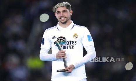 Pemain Real Madrid Federico Valverde menunjukkan penghargaannya saat upacara penganugerahan final Piala Dunia Klub FIFA di stadion Prince Moulay Abdellah di Rabat, Maroko, Ahad (12/2/2023) dini hari WIB.