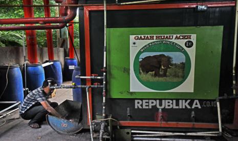 Petugas mengontrol cairan karbon aktif yang keluar dari Mesin Pilorisis hasil daur ulang sampah plastik di Tempat Pembuangan Sampah Akhie (TPSA) Cilowong, Serang, Banten, Senin (6/7/2020). Sampah plastik, sampah yang paling sulit diurai dan sangat polutif bagi lingkungan kini bisa diurai menjadi bahan bakar minyak dan cairan karbon aktif dengan Mesin Pirolisis (peleleh plastik tanpa oksigen di atas 400 derajat celsius hingga berubah menjadi gas dan cairan karbon) buatan pakar mesin karbon Dr Ishennny dari Aceh. 