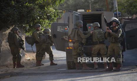 Pasukan Israel berpatroli di jalan-jalan dan mencari rumah-rumah selama operasi militer menyusul serangan pelemparan batu terhadap seorang pengemudi Israel di dekat pemukiman Yahudi Allon Moreh, di desa Salem, Tepi Barat, dekat Nablus, Senin, 23 Agustus 2021. LSM Amerika Buat Film Pendek Pembunuhan 77 Anak Palestina oleh Israel