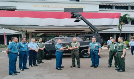 Batekhan Kemenhan Serahkan Radar Coastal Surveillance ke TNI AL