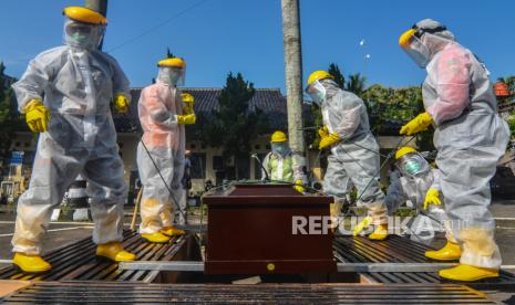 Sejumlah personel Polisi, TNI, dan tenaga medis mengikuti simulasi pemulasaraan dan pemakaman jenazah terduga penderita COVID-19 di Mapolres Ciamis, Jawa Barat, Rabu (22/4/2020). Simulasi pemulasaraan jenazah yang digelar bersama Gugus Tugas Penanganan COVID-19 tersebut dilakukan untuk melatih kemampuan dan kesiapsiagaan petugas