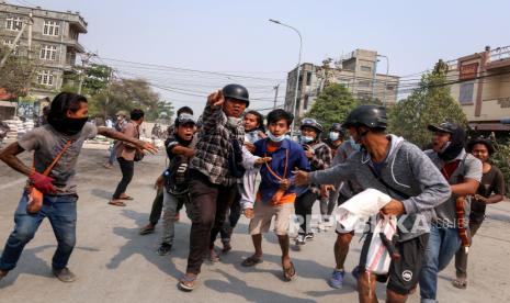  Orang-orang membawa demonstran yang terluka selama protes menentang kudeta militer di Mandalay, Myanmar, 22 Maret 2021. Protes anti-kudeta terus berlanjut meskipun tindakan keras terhadap demonstran semakin intensif oleh pasukan keamanan.