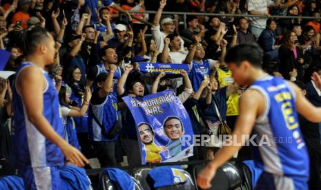 Pendukung tim Prawira Harum Bandung menyaksikan pertandingan melawan tim Pelita Jaya Bakrie Jakarta pada laga pertama babak final Indonesian Basketball League (IBL) 2023 di Hall Basket Senayan, Jakarta, Kamis (20/7/2023). Prawira Harum Bandung berhasil mengalahkan Pelita Jaya Bakrie Jakarta dengan skor 65-74. Laga kedua babak final IBL 2023 akan digelar pada Sabtu 22 Juli di Gor C-Tra Arena Bandung.