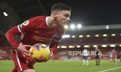 Andrew Robertson dari Liverpool mendapatkan bola untuk dilempar selama pertandingan sepak bola Liga Premier Inggris antara Liverpool dan Tottenham Hotspur di Anfield di Liverpool, Inggris, Rabu, 16 Desember 2020.