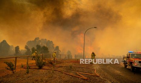 Foto dari Departemen Kebakaran dan Layanan Darurat Australia Barat (DFES) menunjukkan petugas pemadam kebakaran sedang memadamkan api di Wooroloo, dekat Perth, Australia Barat, Australia, 02 Februari 2021. Kebakaran lahan pada 2019-2020 telah membunuh atau mengusir sekitar satu miliar hingga tiga miliar ekor hewan dan membakar sembilan persen habitat koala.