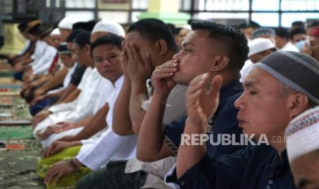 Ilustrasi sholat sambil menangis. Sholat diperbolehkan sambil menangis dengan syarat tertentu 