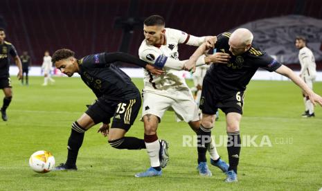 Pemain Ajax Devyne Rensch (Kiri), pemain AS Roma Lorenzo Pellegrini (tengah) dan pemain Ajax Davy Klaassen (kanan) berebut bola pada perempatfinal UEFA Europa League, pertandingan sepak bola leg pertama antara Ajax Amsterdam dan AS Roma di Johan Cruijff Arena di Amsterdam, Belanda, Jumat (9/4) dini hari WIB 