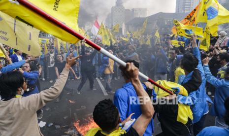 Mahasiswa meneriakkan slogan-slogan saat asap dari ban yang terbakar membubung selama protes terhadap kenaikan harga bahan bakar di dekat istana presiden di Jakarta, Indonesia, 05 September 2022. Ratusan mahasiswa turun ke jalan untuk memprotes keputusan pemerintah untuk menaikkan bahan bakar harga sebesar 30 persen, di tengah melambungnya inflasi..