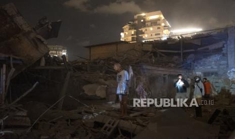 Warga melihat dampak dari serangan roket dari Gaza di Tel Aviv, Israel, Sabtu (7/10/2023).