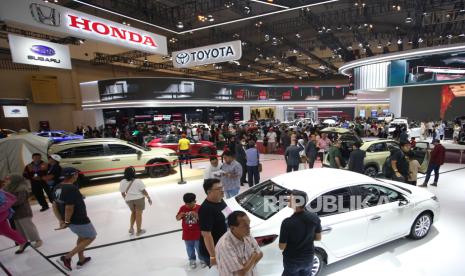 Pengunjung memadati ruang pamer kendaraan pada pameran otomotif Gaikindo Indonesia International Auto Show (GIIAS) 2023 lalu. (ilustrasi)