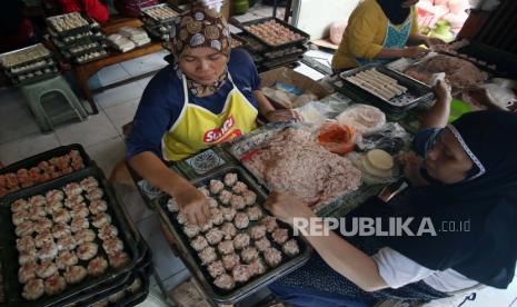 Pekerja membuat makanan dim sum berbagai rasa di UMKM rumahan kuliner dimsum Bunda Imoet Ciputat, Tangerang Selatan, Banten, Selasa (5/4/2022). Peneliti Institute for Development of Economics and Finance (Indef) Fauziah Rizki Yuniarti mengatakan, banyak UMKM tak mau ke bank.