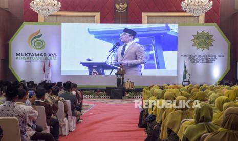 Gubernur Jawa Barat Ridwan Kamil memberikan sambutan pada pembukaan Muktamar XVI Persatuan Islam di Soreang, Kabupaten Bandung, Sabtu (24/9/2022). Muktamar XVI Persatuan Islam (Persis) yang dilaksanakan pada 23-26 September 2022 tersebut mengusung tema Transformasi Gerakan Dakwah Persis Untuk Mewujudkan Islam Rahmatan Lil Alamien Dalam Bingkai NKRI. Republika/Abdan Syakura