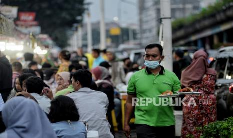 Pelayan menyiapkan hidangan berbuka puasa di sentra kuliner nasi kapau, Jalan Kramat Raya, Senen, Jakarta Pusat, selasa (12/4/2022). Bacaan Doa Berbuka Puasa Ramadhan dan Artinya