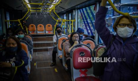 Penumpang menaiki bus Transjakarta. Jakarta meraih juara dalam Sustainable Transport Award (STA) 2021.