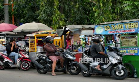 Warga membeli makanan takjil di Manahan, Solo, Jawa Tengah. Pemerintah Kota Surakarta di Jawa Tengah menyiapkan lokasi resmi bagi para pedagang kaki lima (PKL) untuk berjualan takjil.