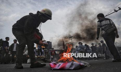 Pengunjuk rasa melalui aksi tolak Revisi Undang-Undang TNI di depan kompleks Parlemen, Jakarta, Kamis (20/3/2025). Aksi ini menuntut kepada DPR untuk mencabut UU tentang Perubahan atas Undang-Undang Nomor 34 Tahun 2004 tentang Tentara Nasional Indonesia yang baru saja disahkan di sidang paripurna. Mereka menolak UU TNI tersebut yang dinilai berpeluang kembalinya Dwifungsi TNI seperti di era Orde Baru.