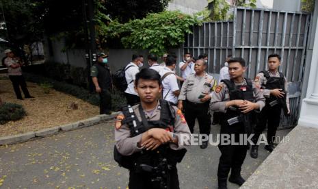 Polisi bersiap menggeledah rumah Ketua KPK Firli Bahuri di Jalan Kertanegara, Kebayoran Baru. MAKI melaporkan Ketua KPK Firli Bahuri ke Dewas soal sewa rumah Kertanegara.