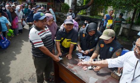 Antrean warga saat Operasi Pasar Beras Medium di Kecamatan Cibeunying Kidul, Kota Bandung, Jawa Barat, Rabu (28/2/2024). Beras medium SPHP Bulog yang dijual di kegiatan tersebut Rp 10.600 per kilogram (kg) atau Rp 53.000 per pak (5 kg). Antusias warga yang begitu besar, operasi pasar pun berlangsung cukup singkat. Operasi Pasar Beras Mediun di Kota Bandung dilaksanakan di seluruh kecamatan secara bergiliran, hingga 1 Maret 2024.