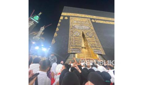 Jamaah umroh berlomba-lomba mendapatkan tempat mustajab di Masjidil Haram. Salah satu tempat yang menjadi incaran adalah Multazam, pintu Kabah, dinding Kabah, dan tentu saja Hajar Aswad.