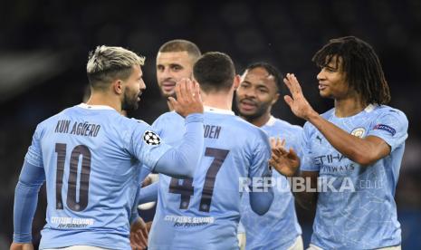 Sergio Aguero dari Manchester City (Kiri) merayakan mencetak gol kedua timnya selama pertandingan sepak bola grup C Liga Champions UEFA antara Manchester City dan Olympique Marseille di Manchester, Inggris, 09 Desember 2020.