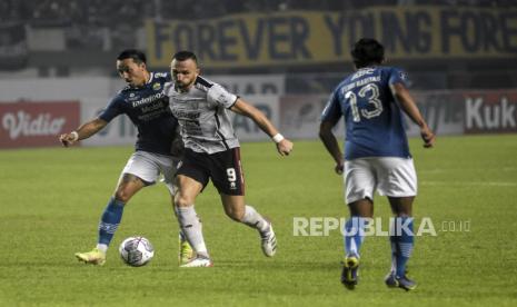 Penyerang Persib Bandung Ezra Walian (kiri) berebut bola dengan penyerang Bali United Ilija Spasojevic (kedua kiri) pada pertandingan Piala Presiden 2022 di Gelora Bandung Lautan Api (GBLA), Kota Bandung, Ahad (12/6/2022). Dalam pertandingan tersebut Persib ditahan imbang oleh Bali United dengan skor akhir 1-1. 