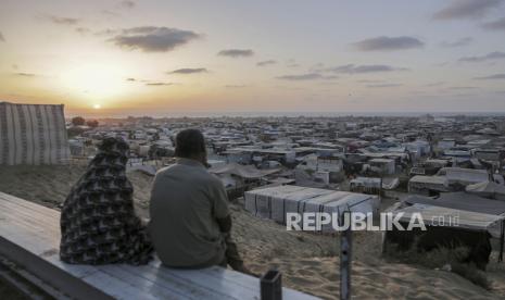 Warga Palestina yang mengungsi akibat serangan udara dan darat Israel di Jalur Gaza duduk di tenda kamp darurat di Khan Younis, Gaza, Selasa, 18 Juni 2024.