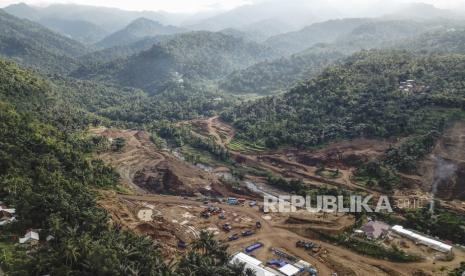 Foto udara proyek pembangunan Bendungan Meninting di Desa Bukit Tinggi, Kecamatan Gunungsari, Lombok Barat, NTB, Senin (13/7/2020). Kementerian Pekerjaan Umum dan Perumahan Rakyat (PUPR) membangun Bendungan Meninting dengan areal genangan seluas 52,78 hektar dan tampungan maksimal 12,18 juta m3 yang berpotensi mengairi daerah irigasi seluas 1.559,29 hektar serta memenuhi kebutuhan air baku untuk Kabupaten Lombok Barat bagian Utara. 