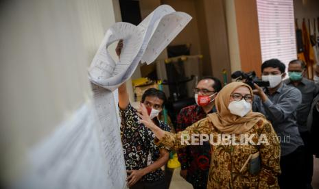 Komisioner KPU Evi Novida Ginting Manik melakukan uji coba penghitungan data suara menggunakan aplikasi rekapitulasi elektronik (Sirekap) di Gedung KPU RI, Jakarta, Selasa (25/8). KPU akan menerapkan sistem rekapitulasi elektronik menggunakan aplikasi Sirekap dalam penghitungan suara Pilkada serentak 2020 pada 9 Desember 2020 mendatang, di beberapa daerah yang sudah memiliki jaringan internet. Penggunaan aplikasi tersebut bertujuan untuk efesiensi serta membangun kepercayaan masyarakat terkait keterbukaan informasi publik sehingga tidak terdapat penolakan hasil penghitungan suara.