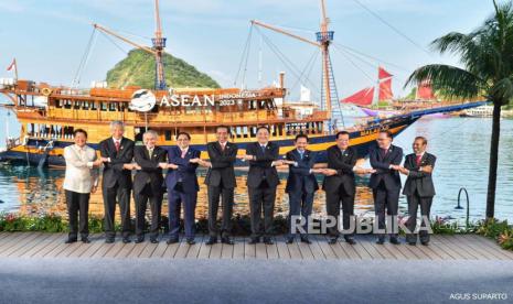 Foto grup para pemimpin ASEAN di Hotel Meruorah, Labuan Bajo, NTT, Rabu (10/5). 