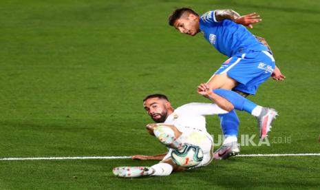 Bek Real Madrid Dani Carvajal (kostum putih).