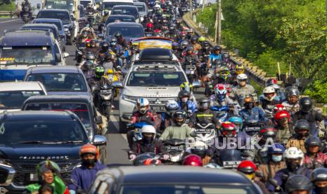 Sejumlah kendaraan yang didominasi pemudik melintas di jalur mudik.