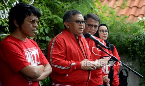 Sekretaris Jenderal Partai Demokrasi Indonesia Perjuangan (PDIP) Hasto Kristiyanto (dua kiri) menyampaikan keterangan kepada wartawan di Kantor DPP PDIP,Jakarta, Kamis (27/4/2023). DPP PDIP menunjuk Ahmad Basarah sebagai koordinator tim relawan pemenangan Ganjar Pranowo di Pilpres 2024 dan Adian Napitupulu sebagai wakil koordinator. Pembentukan tim ini sebagai respons atas perintah langsung Ketum Megawati kepada Puan Maharani untuk memenangkan Ganjar Pranowo sebagai presiden 2024. 