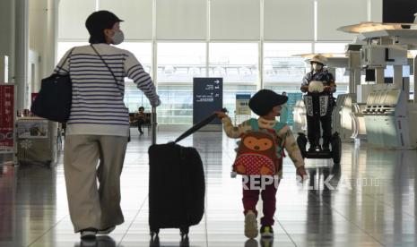 Seorang polisi dalam patroli Segway di lantai keberangkatan di Bandara Internasional Tokyo di Haneda di Tokyo, Jepang, 01 Oktober 2020.