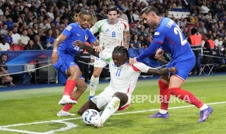 Pemain Italia Moise Kean berusaha melewati pemain Prancis pada pertandingan UEFA Nations League antara Prancis melawan Italia di Parc des Princes, Paris, Jumat (6/9/2024). Dalam pertandingan tersebut Italia menang 3-1.