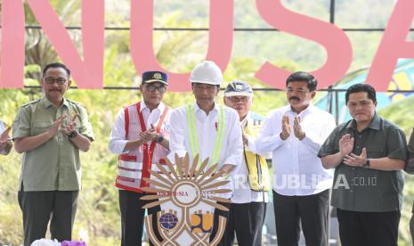 Presiden Joko Widodo (ketiga kiri) menekan tombol saat ground breaking Bandara Ibu Kota Nusantara di Penajam Paser Utara, Kalimantan Timur, Rabu (1/11/2023). 