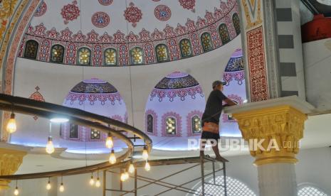 Pekerja memasang instalasi lampu di Masjid Jami Al-Fajri, Pasar Minggu, Jakarta Selatan, Kamis (29/2/2024). Menjelang bulan suci Ramadhan 1445 Hijriah, Dewan Kemakmuran Masjid (DKM) Al-Fajri melakukan peremajaan area ibadah masjid agar bisa digunakan saat bulan Ramdhan. Selain itu, masjid yang dibangun dengan mengadopsi gaya arsitektur Masjid Biru atau Masjid Sultan Ahmet Istanbul Turki tersebut sudah berdiri sejak tahun 1947, dan kini sedang dalam tahap renovasi. Pada bulan suci Ramadhan, Masjid Jami Al-Fajri akan menggelar beragam kegiatan keagamaan seperti buka puasa bersama, kajian islam hingga santunan anak yatim.