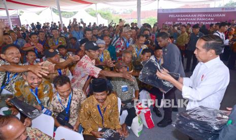 Presiden Joko Widodo (Jokowi) saat meninjau penyaluran bantuan pangan cadangan beras pemerintah (CBP) di Lapangan Sepak Bola Klumpit Tingkir, Kota Salatiga, Jawa Tengah, Senin (22/1/2024).