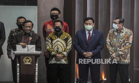 Menko Polhukam Mahfud MD memberikan paparan sebelum menyerahkan surat presiden kepada Ketua DPR Puan Maharani disaksikan Mensesneg Pratikno, Menpan RB Tjahjo Kumolo, Mendagri Tito Karnavian, Menteri Pertahanan Prabowo Subianto dan Menkumham Yasonna Laoly saat konferensi pers terkait Rancangan Undang-undang Badan Pembinaan Ideologi Pancasila (RUU BPIP) di Lobi Nusantara III Kompleks Parlemen, Senayan, Jakarta, Kamis (16/7). DPR dan Pemerintah bersepakat Konsep RUU BPIP tidak akan segera dibahas tetapi akan lebih dahulu memberikan kesempatan yang seluas-luasnya kepada masyarakat untuk ikut mempelajari, memberi saran, masukan dan kritik terhadap daftar inventarisasi masalah RUU BPIP tersebut.Republika/Putra M. Akbar