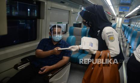 Karyawan PT KAI Daop 1 Jakarta membagikan masker dan handsanitizer kepada penumpang kereta Argo Parahyangan di Stasuin Gambir, Jakarta. PT Kereta Api Indonesia (KAI) Daerah Operasi (Daop) 1 Jakarta kembali mengoperasikan 19 perjalanan kereta api (KA) jarak jauh pada Oktober 2020. Sebanyak sembilan kereta masing-masing diberangkatkan dari Stasiun Gambir, Stasiun Senen, dan satu kereta dari Stasiun Jakarta Kota.