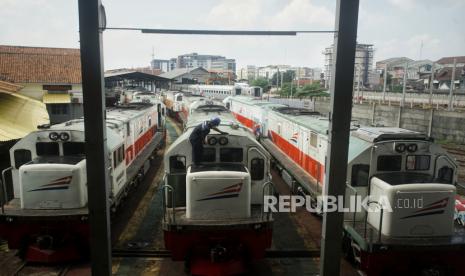 Pekerja melakukan perawatan lokomotif di Stasiun Tugu Yogyakarta, Rabu (29/4/2020). PT Kereta Api Indonesia (KAI) Daop 6 Yogyakarta memperpanjang pembatalan seluruh perjalanan kereta penumpang jarak jauh hingga 31 Mei 2020, guna mendukung kebijakan larangan mudik untuk mencegah penyebaran COVID-19