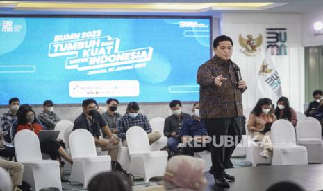 Menteri Badan Usaha Milik Negara (BUMN) Erick Thohir menyampaikan paparan pada konferensi pers bertema BUMN 2023: Tumbuh dan Kuat untuk Indonesia di Kementerian BUMN, Jakarta, Senin (2/1/2023). Menteri Badan Usaha Milik Negara (BUMN) Erick Thohir berharap Republika sukses melakukan transformasi digital.