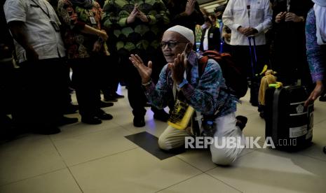  Doa Sebelum Berangkat Haji. Foto:  Jamaah haji memanjatkan doa saat tiba di Terminal 2F Bandara Soekarno Hatta, Tangerang, Banten, Jumat (15/7/2022) malam. Sebanyak 406 jamaah haji kloter pertama embarkasi Jakarta-Bekasi (JKS-1) tiba di Bandara Soekarno Hatta sekitar pukul 23.50 WIB dan disambut Menteri Perhubungan (Menhub) Budi Karya Sumadi dan Menteri Koordinator Bidang Pembangunan Manusia dan Kebudayaan (Menko PMK) Muhadjir Effendy. Republika/Thoudy Badai