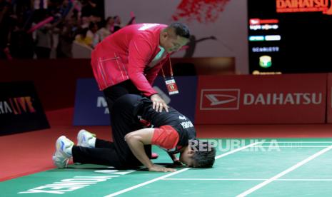 Pelatih tunggal putra Indonesia Irwansyah melakukan sujud syukur usai berhasil mengantarkan Cicho Dwi Aura Wardoyo kebabak final Daihatsu Indonesia Masters 2023 di Istora Gelora Bung Karno, Senayan, Jakarta, Rabu (25/1/2023). Chico berhasil berhasil lolos ke babak final usai mengalahkan tunggal putra Hong Kong Ng Ka Long Angus dengan skor 17-21, 27-25 dan 22-20.