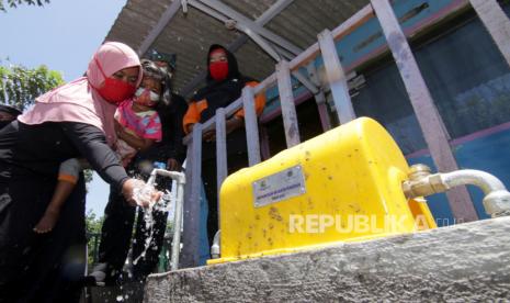 Warga membuka kran air bersih (ilustrasi). PT Adhi Karya (Persero) menggandeng PT Adaro Tirta Mandiri melahirkan PT Dumai Tirta Persada yang akan menyediakan air minum untuk wilayah Dumai, Provinsi Riau.